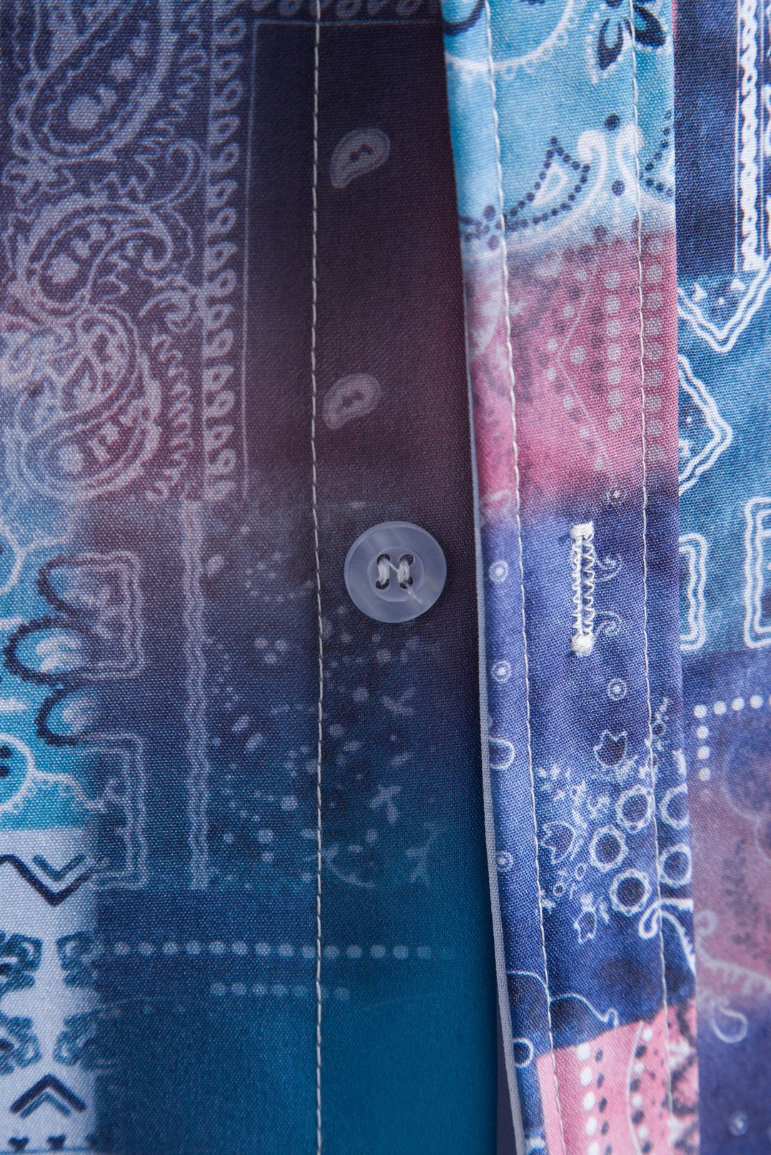 Herrens kortärmad skjorta i kreativ bandana-design med stilig ståkrage Mirla-Eva Jonsson