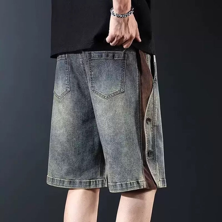 Herrens lösa denimshorts med knälång passform och justerbar dragsko Mirla-Eva Jonsson