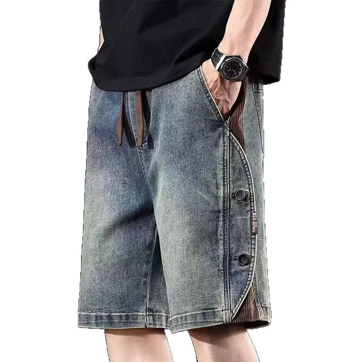 Herrens lösa denimshorts med knälång passform och justerbar dragsko Mirla-Eva Jonsson