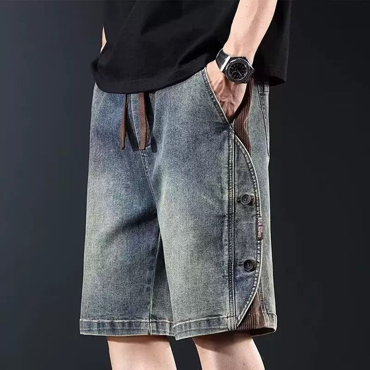 Herrens lösa denimshorts med knälång passform och justerbar dragsko Mirla-Eva Jonsson