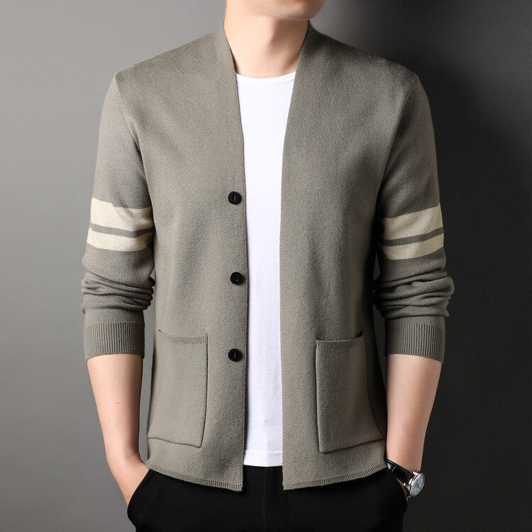 Herrens modedesign strikket cardigan med lav krave og dekorative striber Eva Jonsson-Eva Jonsson