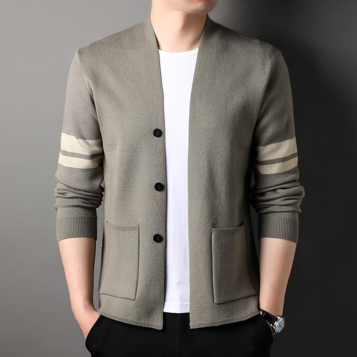 Herrens modedesign strikket cardigan med lav krave og dekorative striber Eva Jonsson-Eva Jonsson