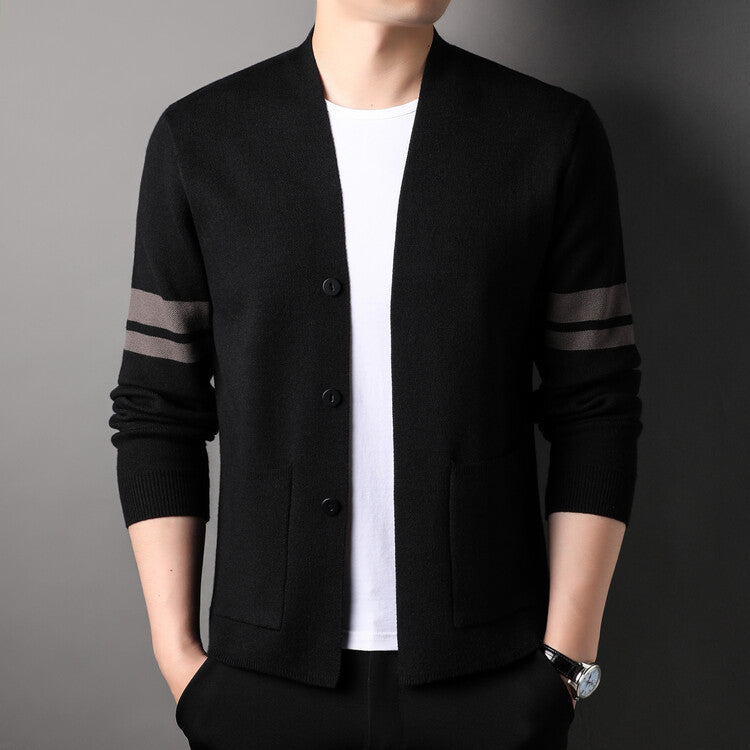 Herrens modedesign strikket cardigan med lav krave og dekorative striber Eva Jonsson-Eva Jonsson