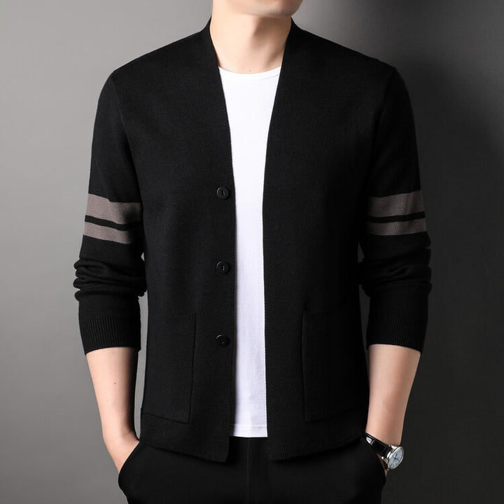 Herrens modedesign strikket cardigan med lav krave og dekorative striber Eva Jonsson-Eva Jonsson