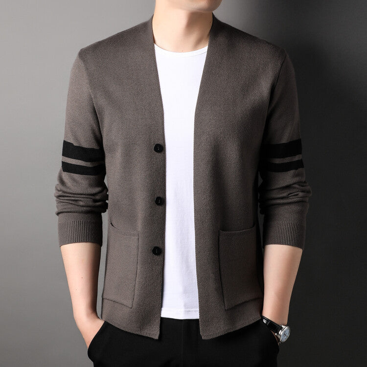 Herrens modedesign strikket cardigan med lav krave og dekorative striber Eva Jonsson-Eva Jonsson