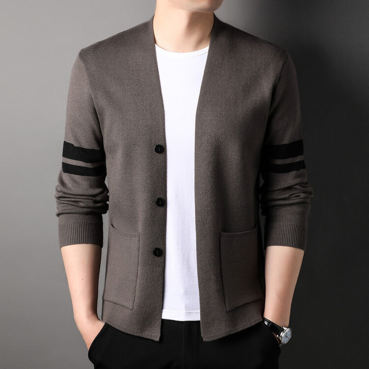 Herrens modedesign strikket cardigan med lav krave og dekorative striber Eva Jonsson-Eva Jonsson