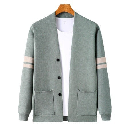 Herrens modedesign strikket cardigan med lav krave og dekorative striber Eva Jonsson-Eva Jonsson