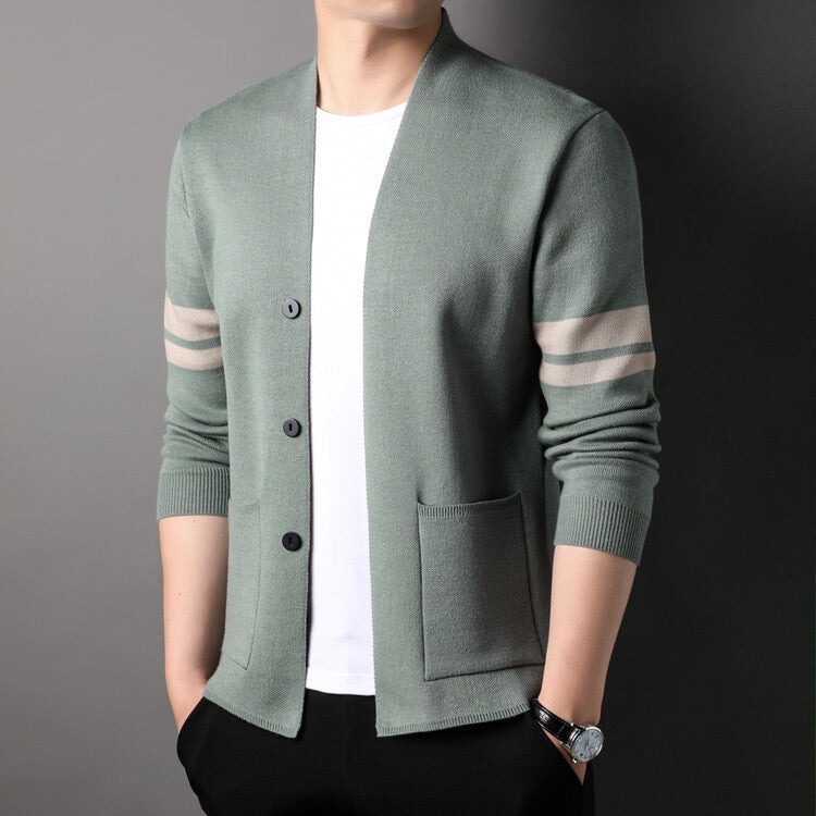 Herrens modedesign strikket cardigan med lav krave og dekorative striber Eva Jonsson-Eva Jonsson