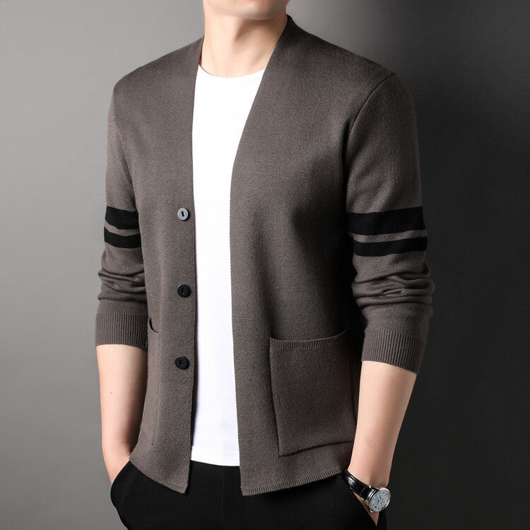 Herrens modedesign strikket cardigan med lav krave og dekorative striber Eva Jonsson-Eva Jonsson