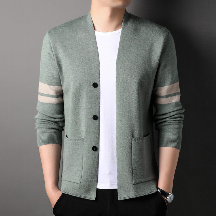 Herrens modedesign strikket cardigan med lav krave og dekorative striber Eva Jonsson-Eva Jonsson