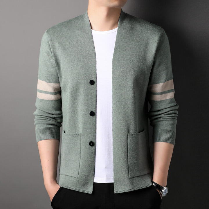 Herrens modedesign strikket cardigan med lav krave og dekorative striber Eva Jonsson-Eva Jonsson