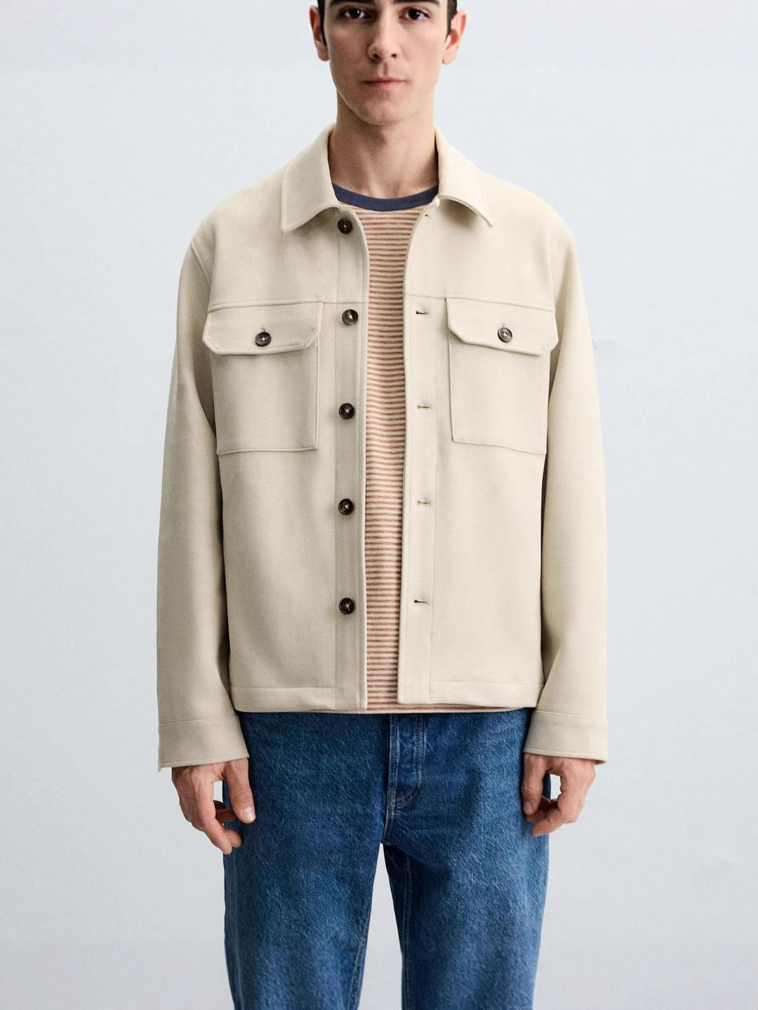 Herrens moderiktiga overshirt-jacka med robusta bröstfickor och praktiska tryckknappar Mirla-Eva Jonsson
