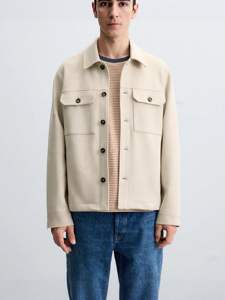 Herrens moderiktiga overshirt-jacka med robusta bröstfickor och praktiska tryckknappar Mirla-Eva Jonsson