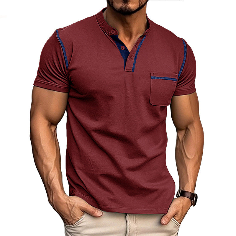 Herrens moderiktiga polo t-shirt med Henley-krage och bröstficka Mirla-Eva Jonsson