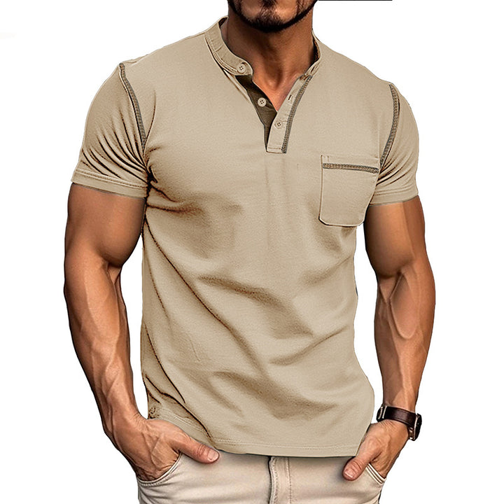 Herrens moderiktiga polo t-shirt med Henley-krage och bröstficka Mirla-Eva Jonsson