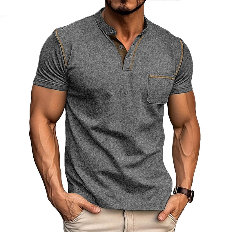 Herrens moderiktiga polo t-shirt med Henley-krage och bröstficka Mirla-Eva Jonsson