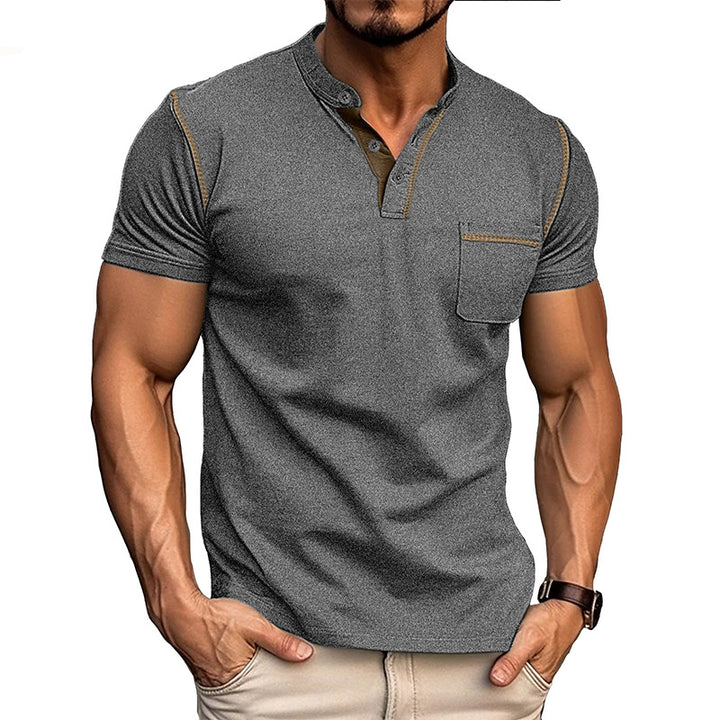 Herrens moderiktiga polo t-shirt med Henley-krage och bröstficka Mirla-Eva Jonsson