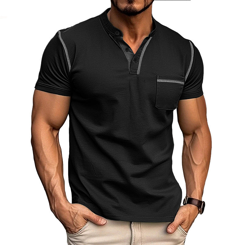 Herrens moderiktiga polo t-shirt med Henley-krage och bröstficka Mirla-Eva Jonsson