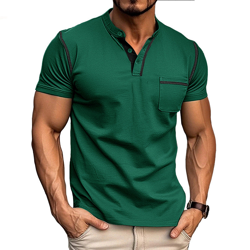 Herrens moderiktiga polo t-shirt med Henley-krage och bröstficka Mirla-Eva Jonsson