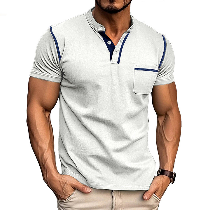 Herrens moderiktiga polo t-shirt med Henley-krage och bröstficka Mirla-Eva Jonsson