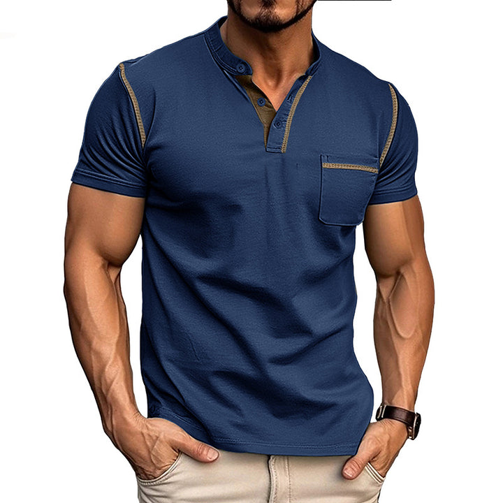 Herrens moderiktiga polo t-shirt med Henley-krage och bröstficka Mirla-Eva Jonsson