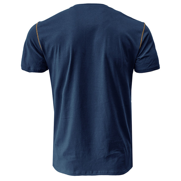 Herrens moderiktiga polo t-shirt med Henley-krage och bröstficka Mirla-Eva Jonsson