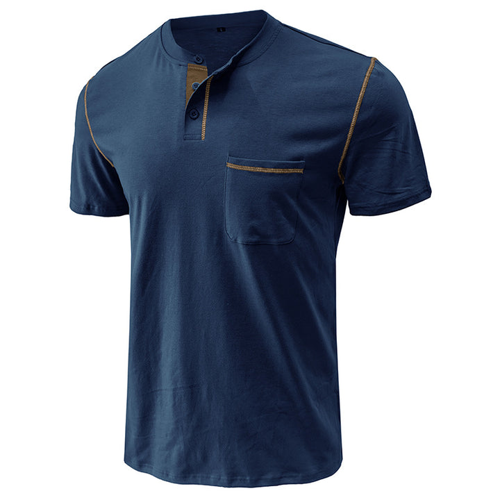 Herrens moderiktiga polo t-shirt med Henley-krage och bröstficka Mirla-Eva Jonsson