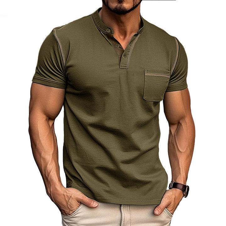 Herrens moderiktiga polo t-shirt med Henley-krage och bröstficka Mirla-Eva Jonsson