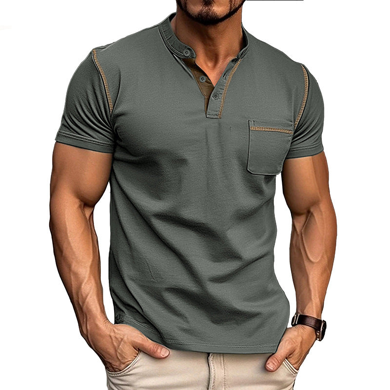 Herrens moderiktiga polo t-shirt med Henley-krage och bröstficka Mirla-Eva Jonsson