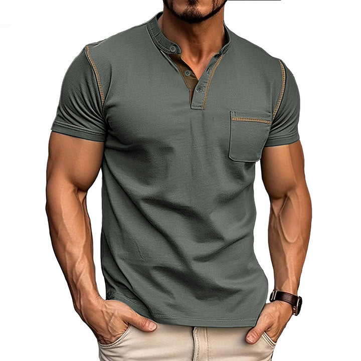 Herrens moderiktiga polo t-shirt med Henley-krage och bröstficka Mirla-Eva Jonsson