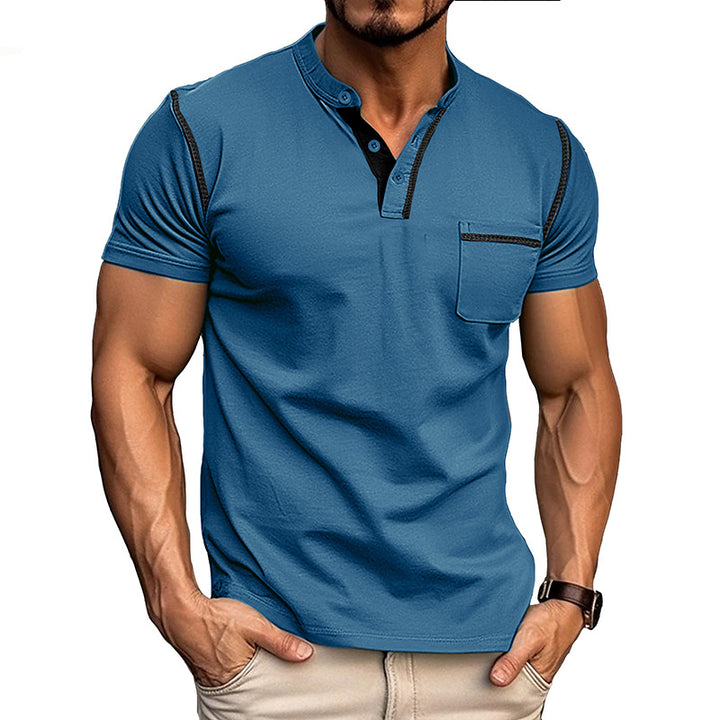 Herrens moderiktiga polo t-shirt med Henley-krage och bröstficka Mirla-Eva Jonsson