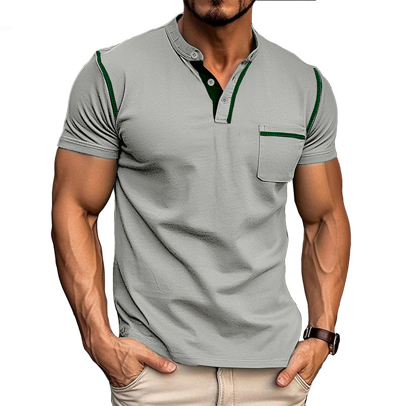 Herrens moderiktiga polo t-shirt med Henley-krage och bröstficka Mirla-Eva Jonsson