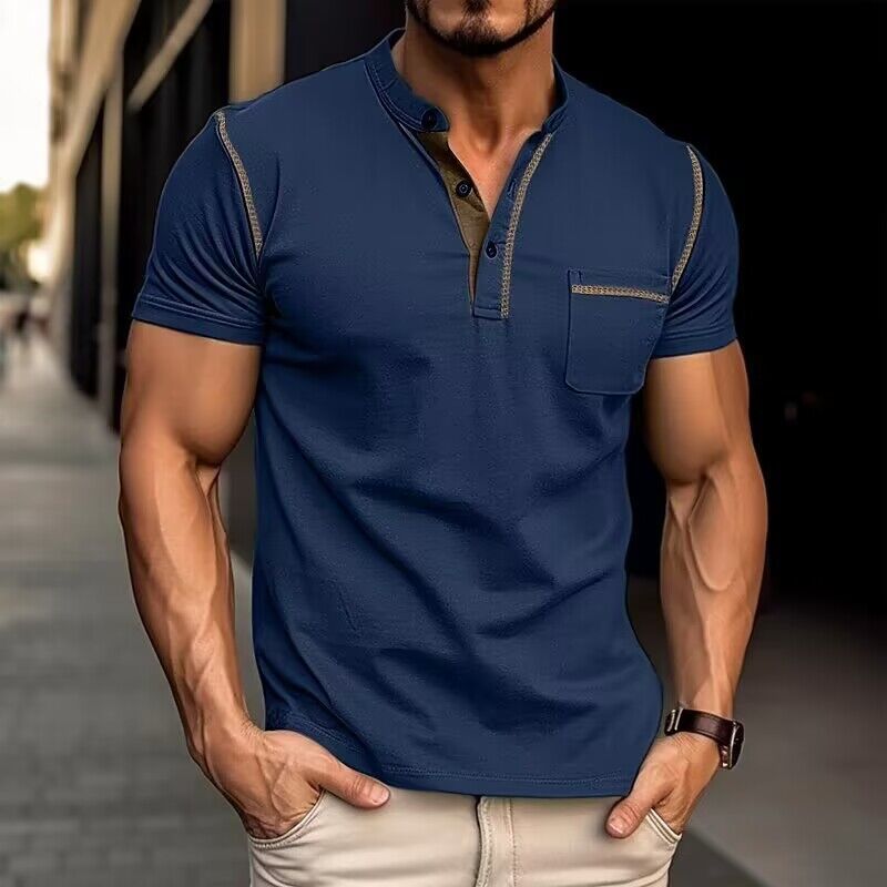 Herrens moderiktiga polo t-shirt med Henley-krage och bröstficka Mirla-Eva Jonsson