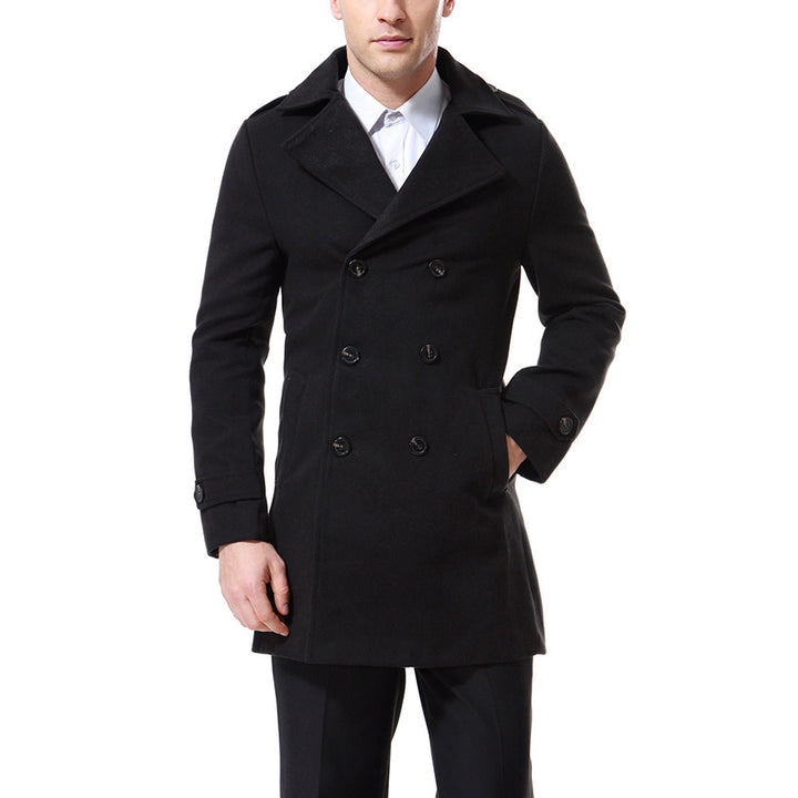 Herrens modetrend trench coat med dubbel knappslå och praktiska fickor Mirla-Eva Jonsson