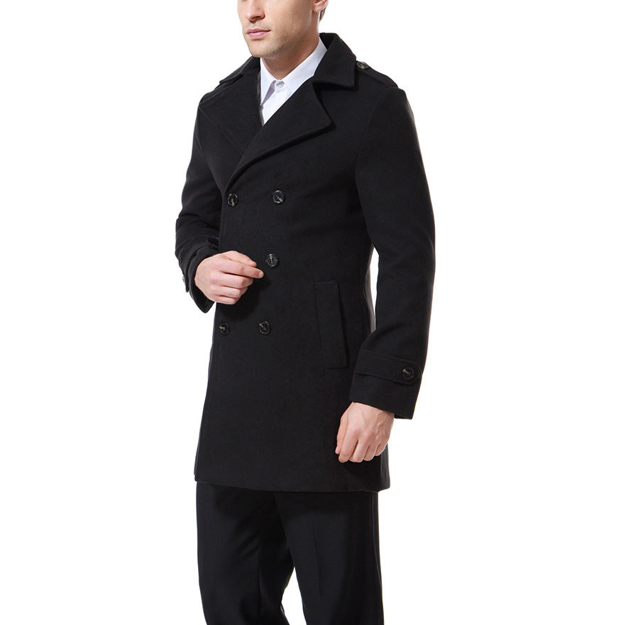 Herrens modetrend trench coat med dubbel knappslå och praktiska fickor Mirla-Eva Jonsson
