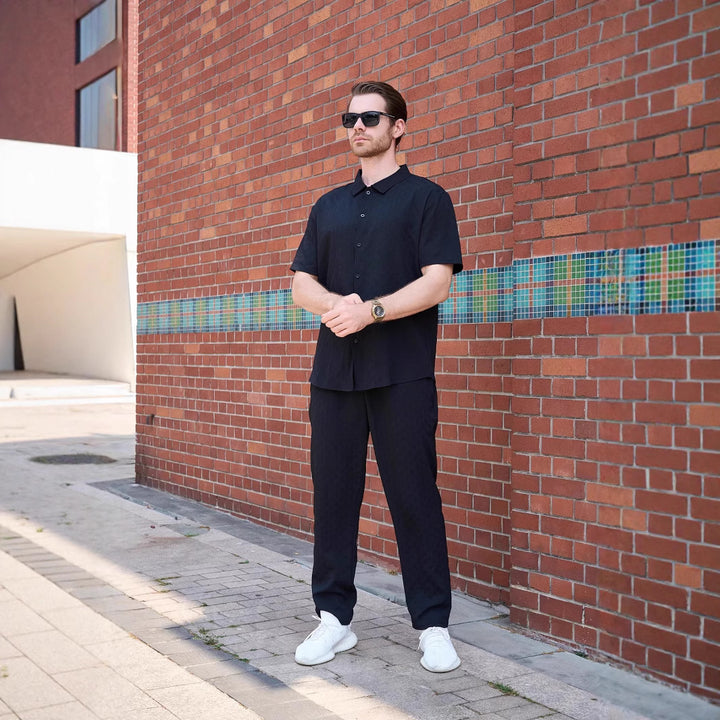 Herrens modiga fritids-set med kortärmad skjorta och elegant byxa Mirla-Eva Jonsson