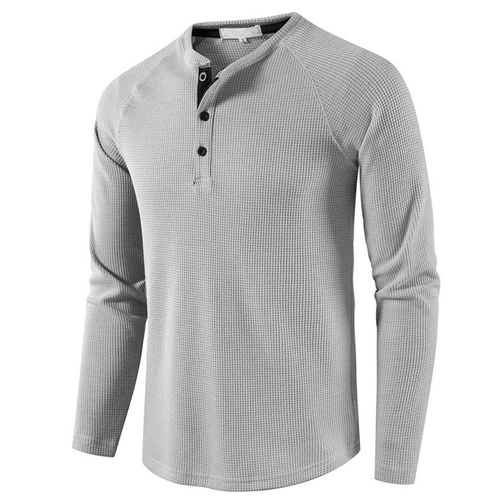 Herrens modiga långärmad Henley-tröja med strukturerat tyg och eleganta knappräntor Mirla-Eva Jonsson