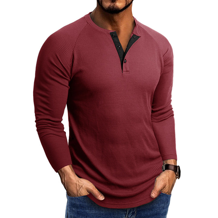 Herrens modiga långärmad Henley-tröja med strukturerat tyg och eleganta knappräntor Mirla-Eva Jonsson