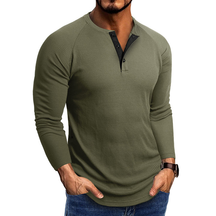 Herrens modiga långärmad Henley-tröja med strukturerat tyg och eleganta knappräntor Mirla-Eva Jonsson