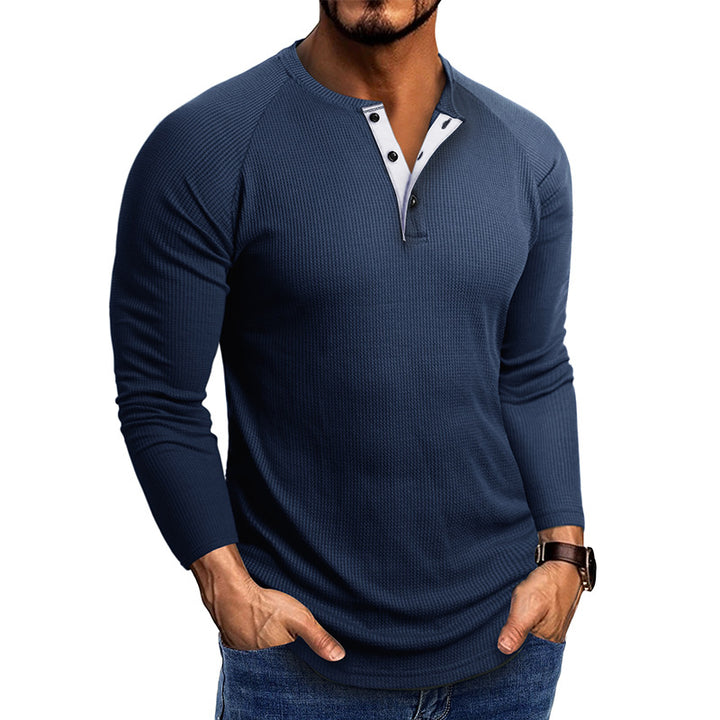 Herrens modiga långärmad Henley-tröja med strukturerat tyg och eleganta knappräntor Mirla-Eva Jonsson