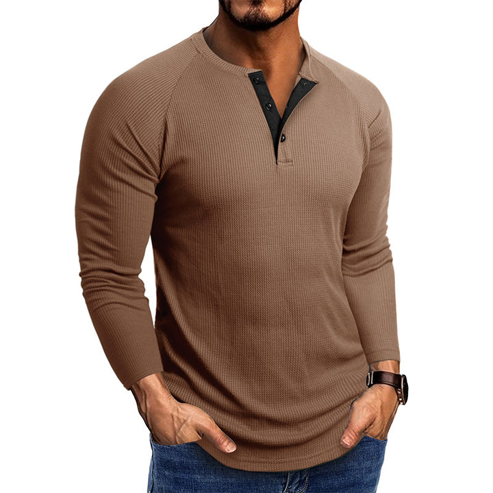 Herrens modiga långärmad Henley-tröja med strukturerat tyg och eleganta knappräntor Mirla-Eva Jonsson