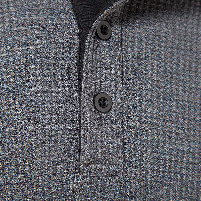 Herrens modiga långärmad Henley-tröja med strukturerat tyg och eleganta knappräntor Mirla-Eva Jonsson