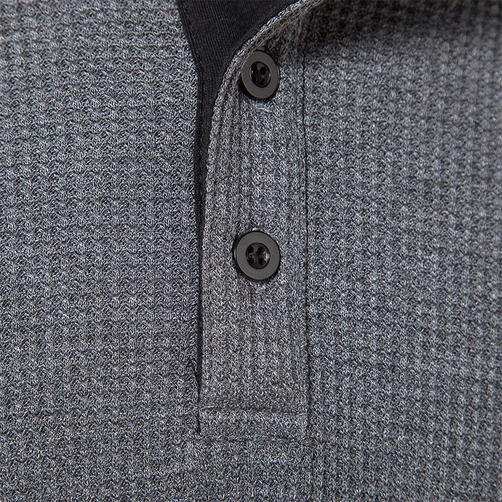 Herrens modiga långärmad Henley-tröja med strukturerat tyg och eleganta knappräntor Mirla-Eva Jonsson