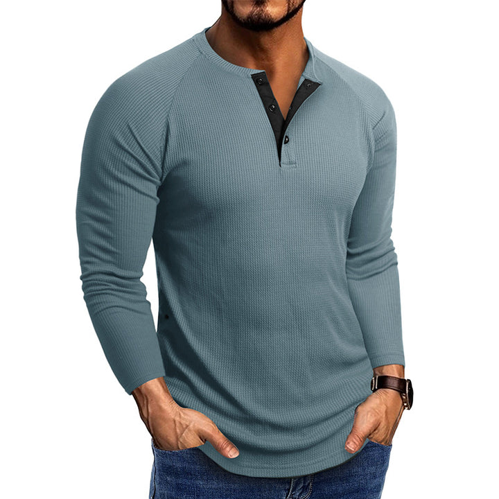 Herrens modiga långärmad Henley-tröja med strukturerat tyg och eleganta knappräntor Mirla-Eva Jonsson