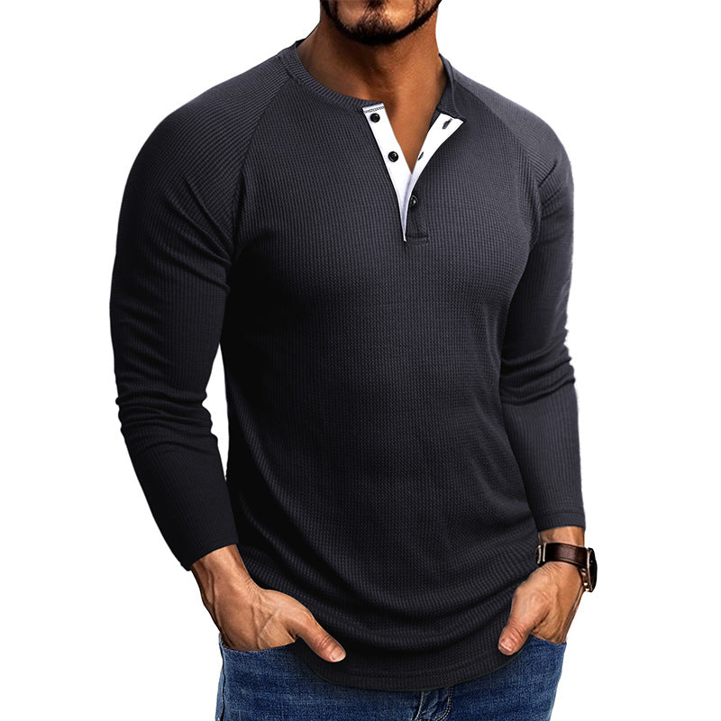 Herrens modiga långärmad Henley-tröja med strukturerat tyg och eleganta knappräntor Mirla-Eva Jonsson