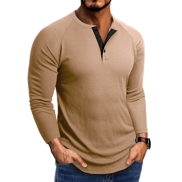 Herrens modiga långärmad Henley-tröja med strukturerat tyg och eleganta knappräntor Mirla-Eva Jonsson