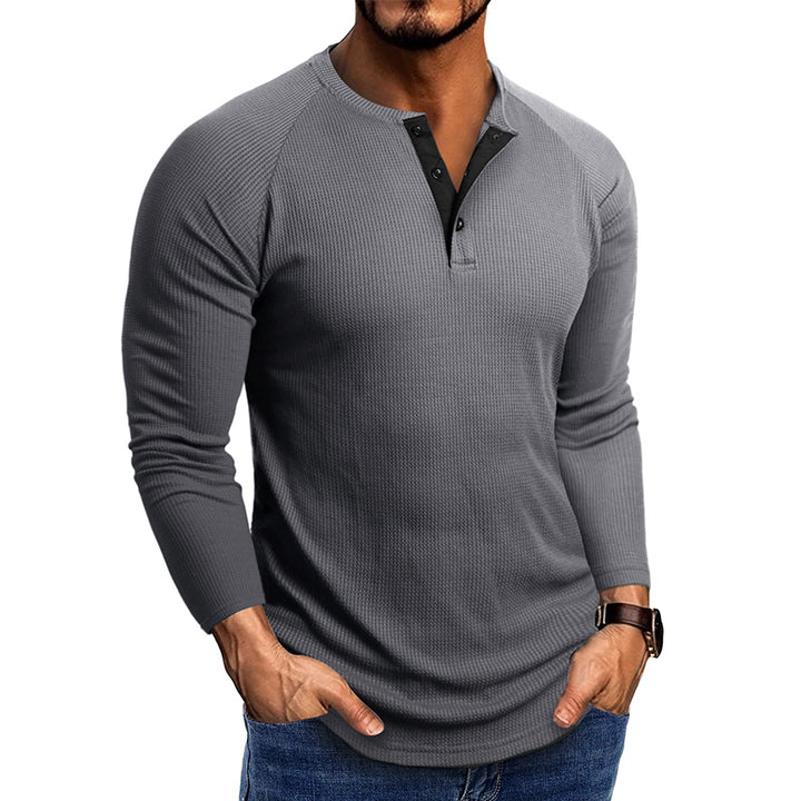 Herrens modiga långärmad Henley-tröja med strukturerat tyg och eleganta knappräntor Mirla-Eva Jonsson