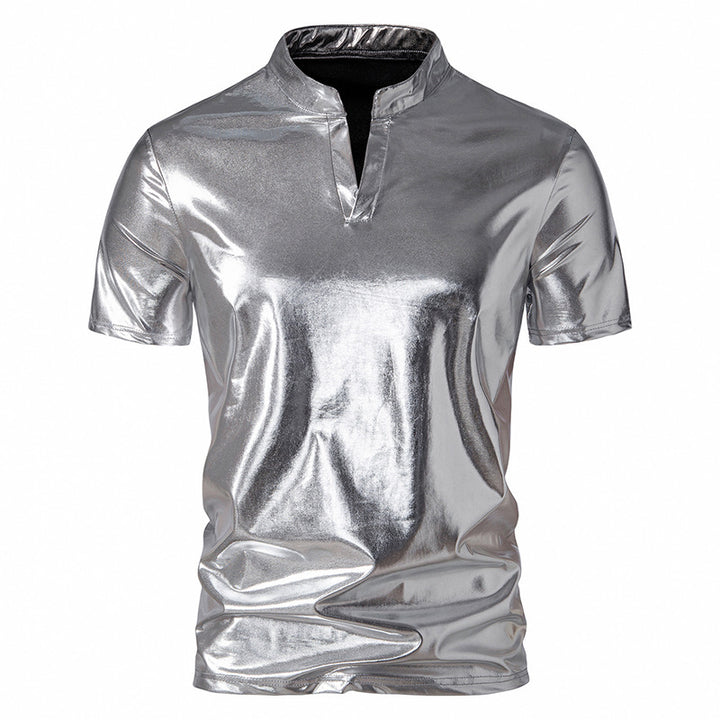 Herrens modiga metallic-T-shirt med hög krage och kreativ skärning Mirla-Eva Jonsson