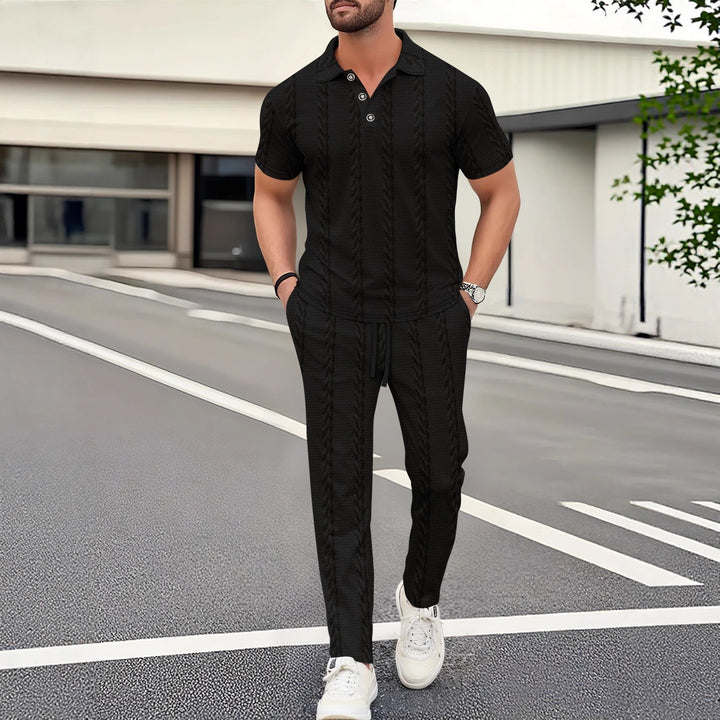 Herrens modiga polo- och joggerset med strukturerad design Mirla-Eva Jonsson