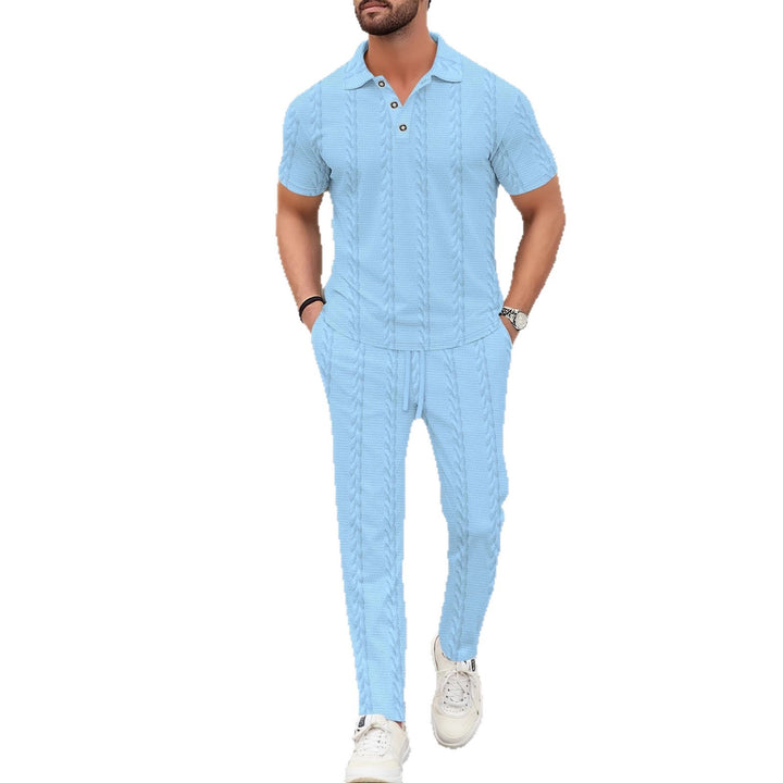 Herrens modiga polo- och joggerset med strukturerad design Mirla-Eva Jonsson